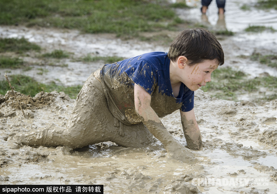 熊孩子的泥巴大戰(zhàn) 新西蘭兒童變“泥娃”