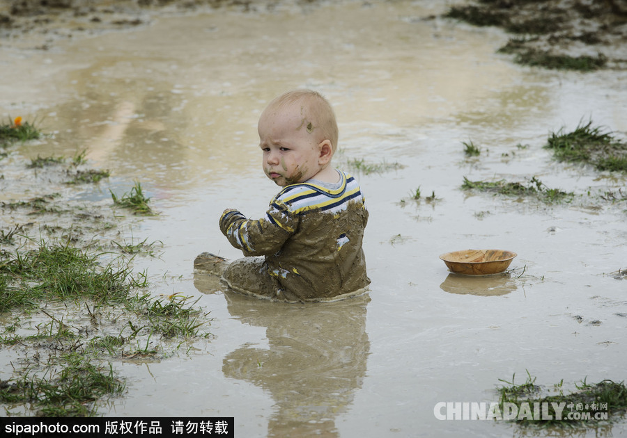 熊孩子的泥巴大戰 新西蘭兒童變“泥娃”