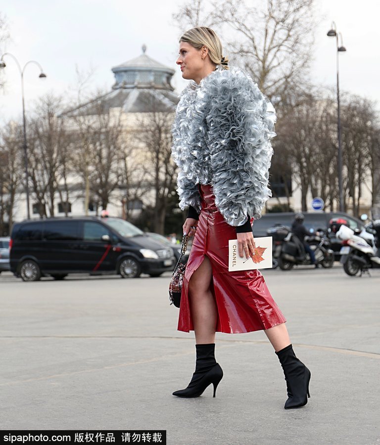 塑料皮草？時尚博主蘇菲·瓦爾基里現身街頭