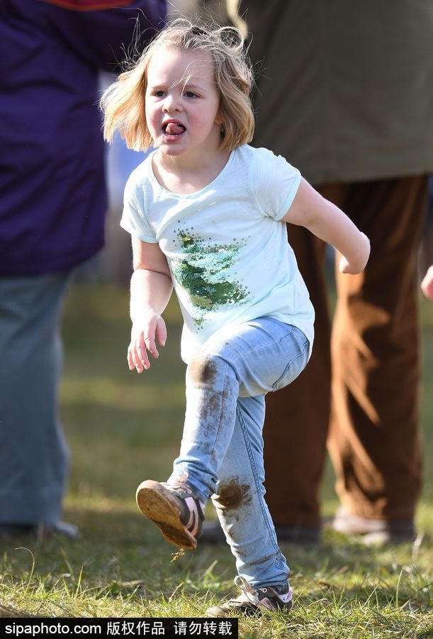 英國(guó)王室“混世小魔王”米婭公主亮相 吃甜筒瘋玩呆萌可愛