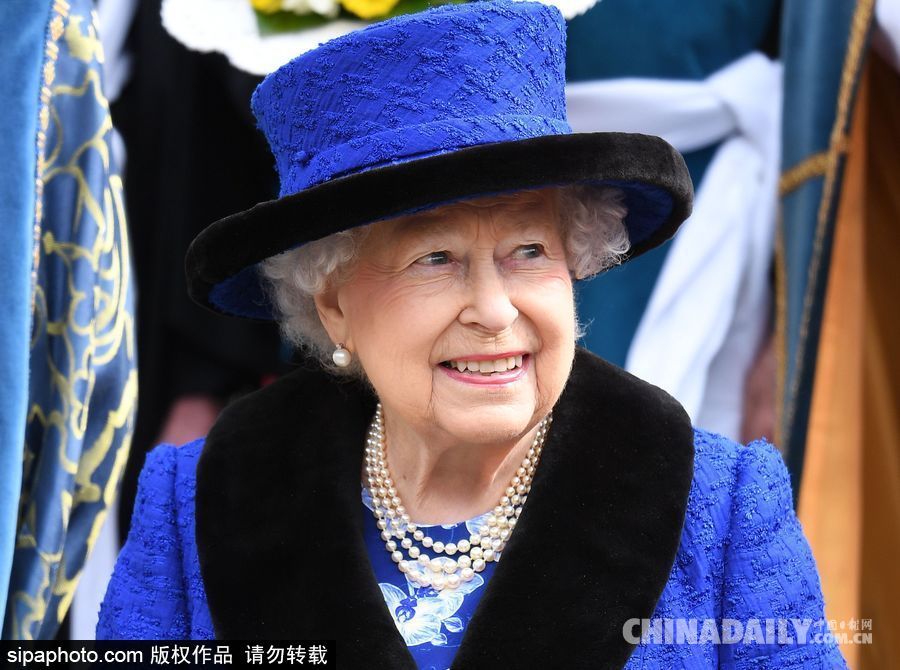 英國女王出席濯足節禱告儀式 寶藍色套裝手捧鮮花顯慈愛