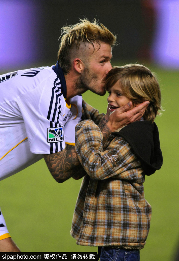 親吻狂魔貝克漢姆！除了小七 兒子們也逃不過