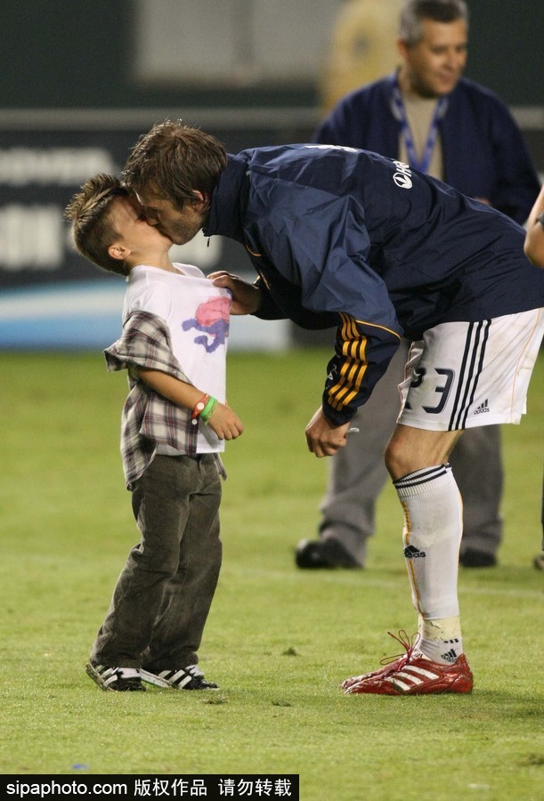 親吻狂魔貝克漢姆！除了小七 兒子們也逃不過