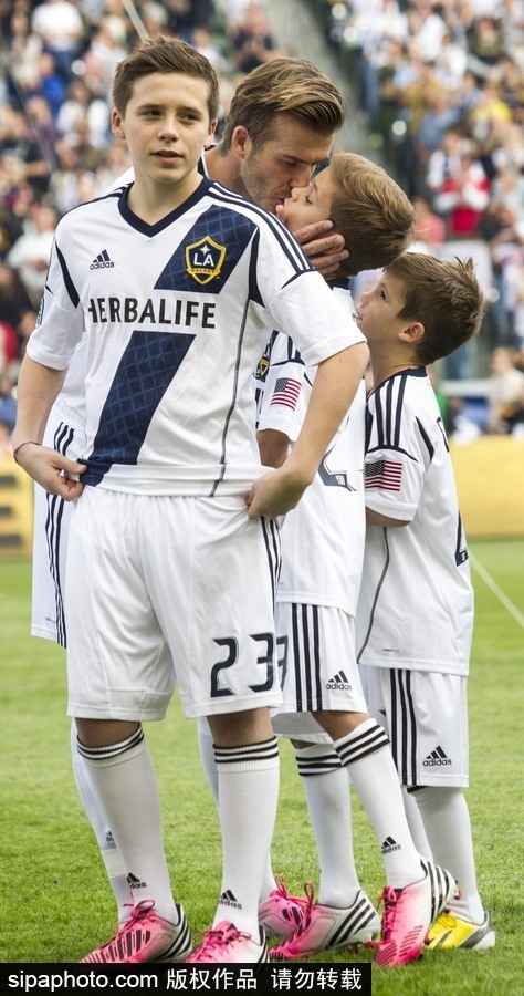 親吻狂魔貝克漢姆！除了小七 兒子們也逃不過