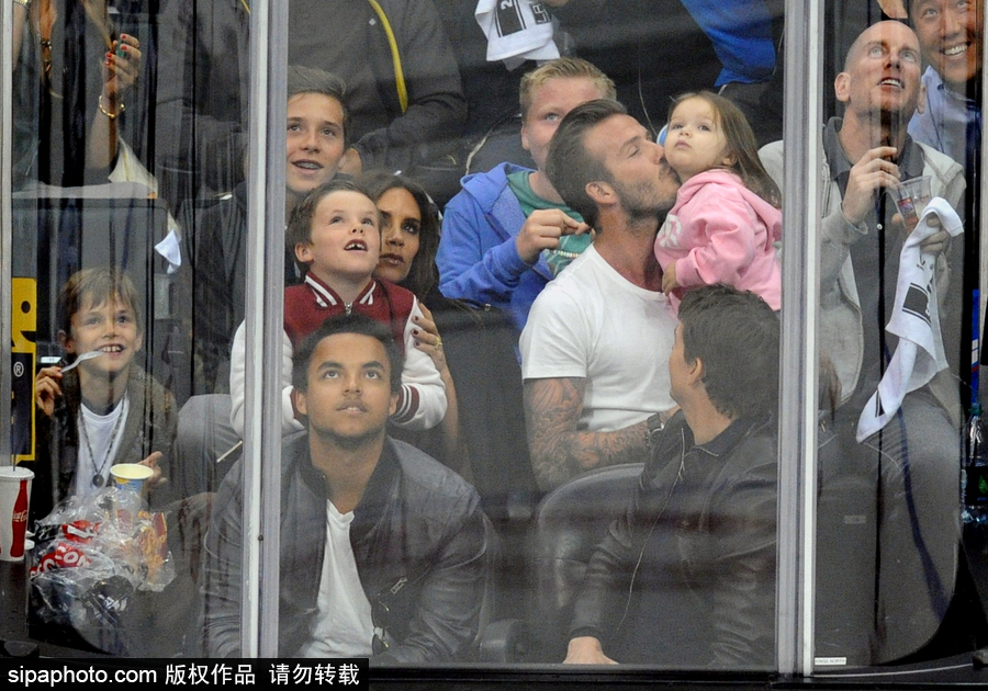 親吻狂魔貝克漢姆！除了小七 兒子們也逃不過