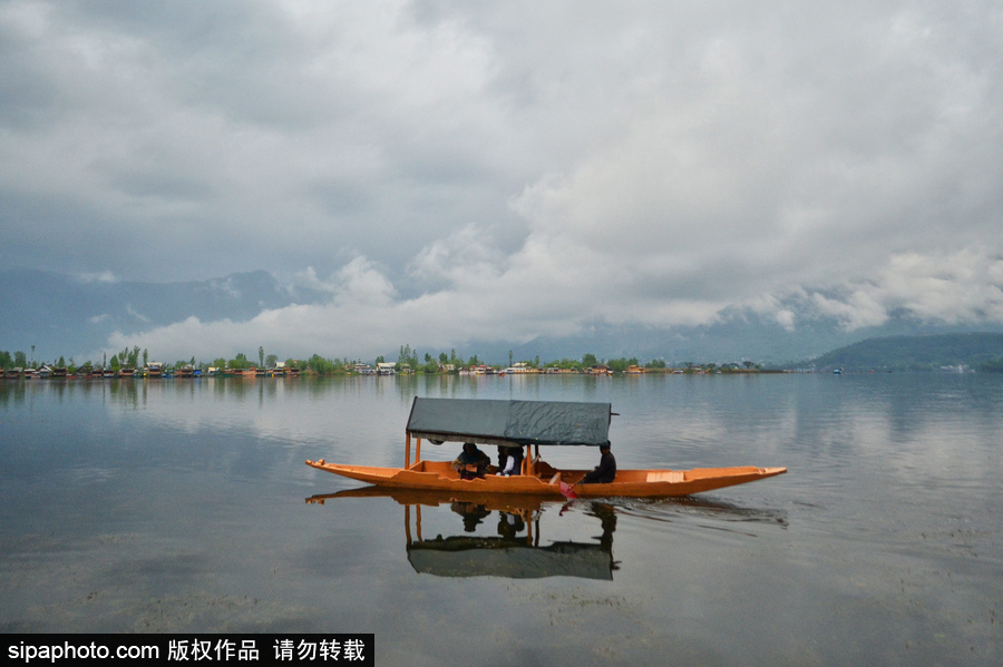 恍若置身江南煙雨中！印度漁民雨中泛舟詩(shī)意綿綿