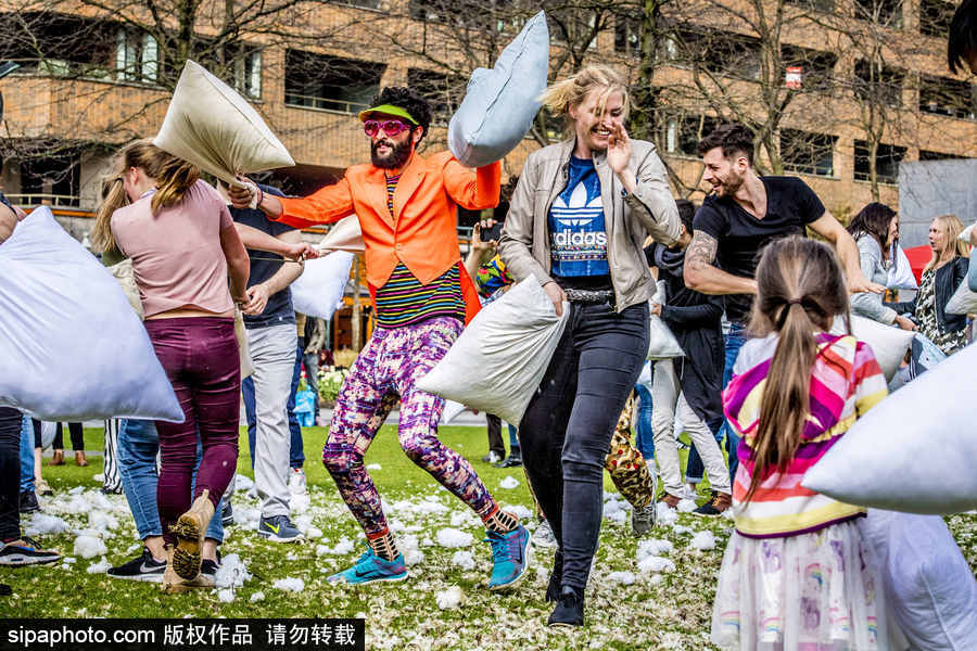 國(guó)際枕頭大戰(zhàn)日 荷蘭鹿特丹民眾街頭狂歡