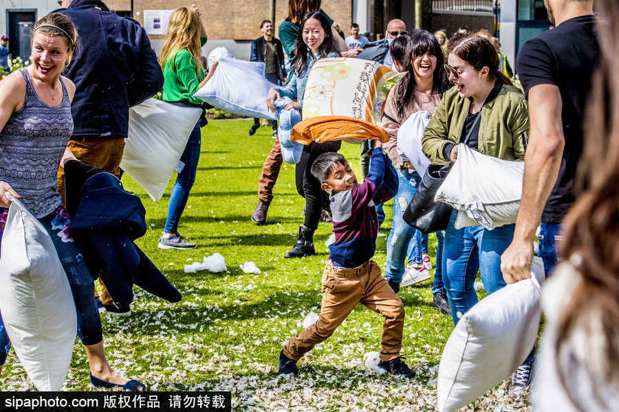國際枕頭大戰(zhàn)日 荷蘭鹿特丹民眾街頭狂歡