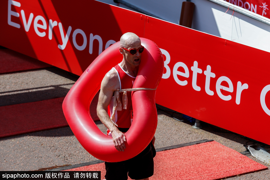 2018倫敦馬拉松開賽 參賽者奇裝異服趣味多多