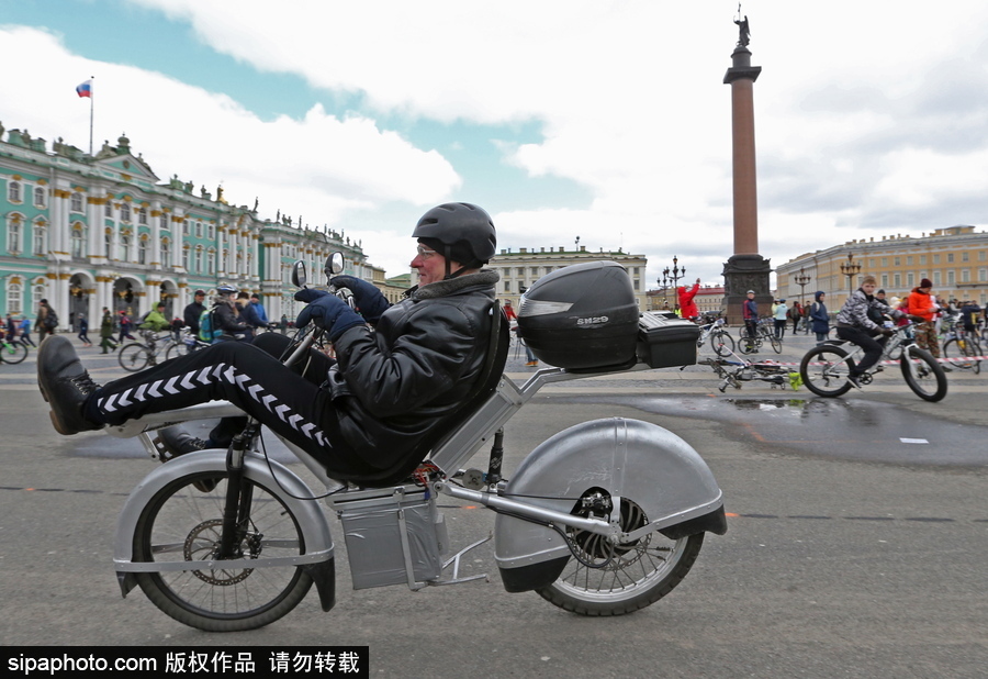 俄羅斯騎自行車的季節到了！花式騎車出行超逗趣