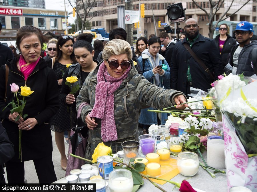 多倫多民眾聚集央街自發(fā)獻花 悼念貨車沖撞事故遇難者