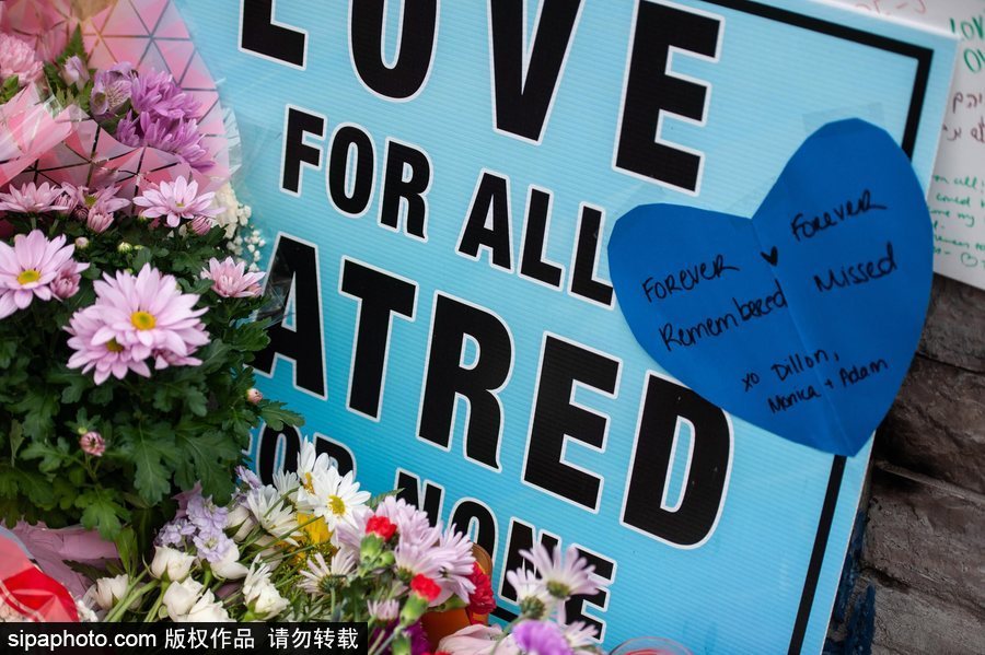 多倫多民眾聚集央街自發獻花 悼念貨車沖撞事故遇難者