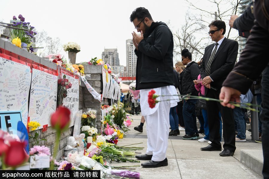 多倫多民眾聚集央街自發獻花 悼念貨車沖撞事故遇難者