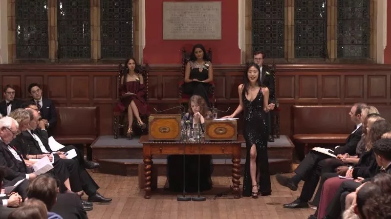 雙語新聞：牛津大學華裔美女辯手火了！到底是長得好還是說得好，網(wǎng)友們爭論很激烈啊