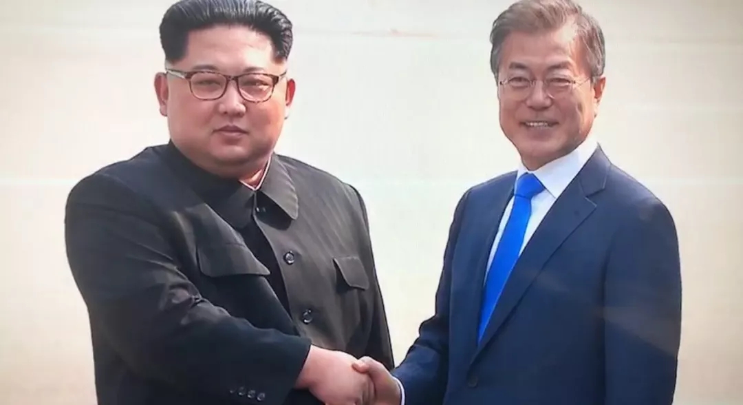 雙語新聞:歷史時刻!金正恩跨過“三八線”與文在寅握手,還帶上了冷面!