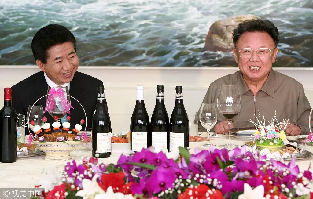 雙語新聞:歷史時刻!金正恩跨過“三八線”與文在寅握手,還帶上了冷面!