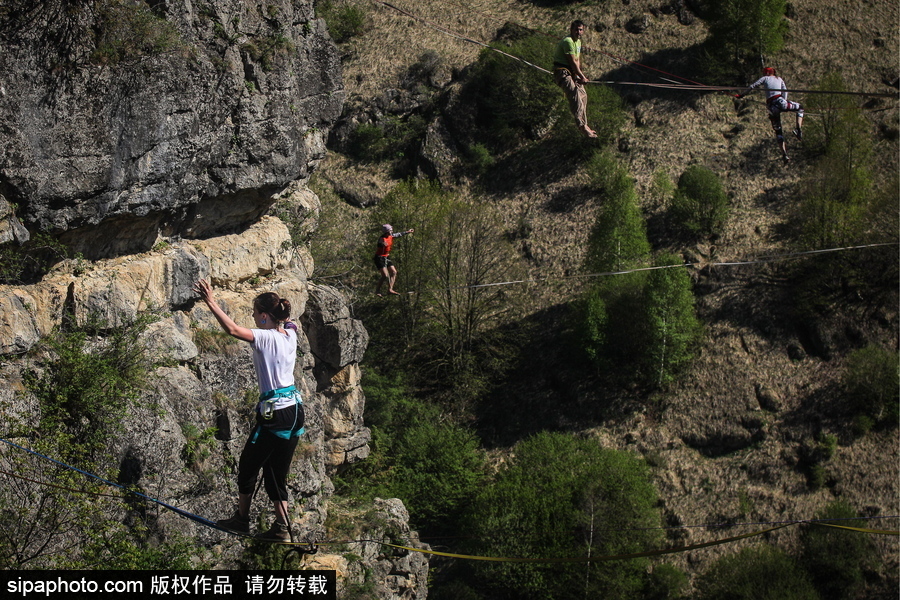 俄羅斯高空走繩節舉行 參賽選手高空炫技驚險刺激