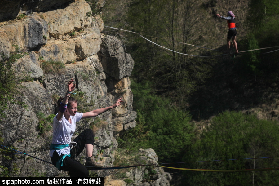 俄羅斯高空走繩節(jié)舉行 參賽選手高空炫技驚險(xiǎn)刺激