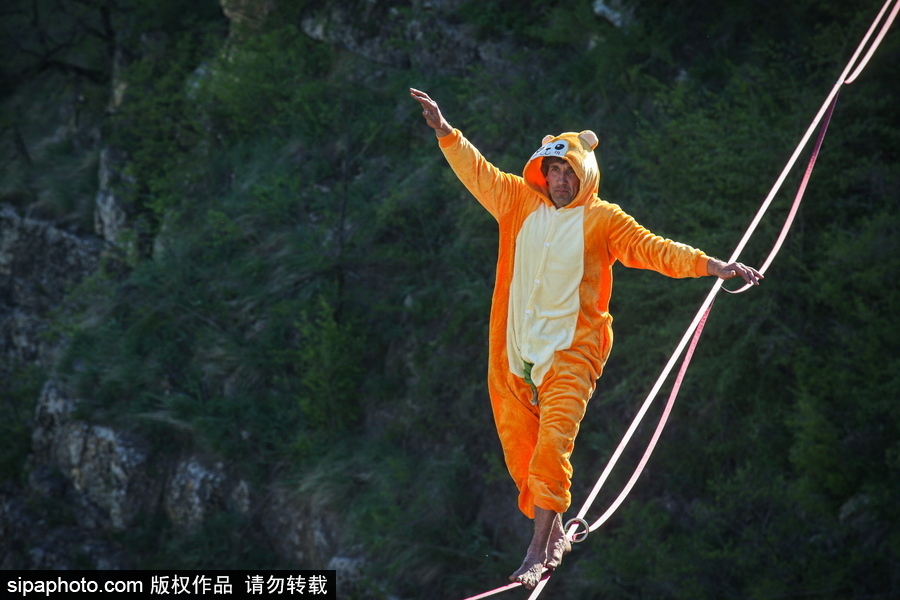 俄羅斯高空走繩節舉行 參賽選手高空炫技驚險刺激