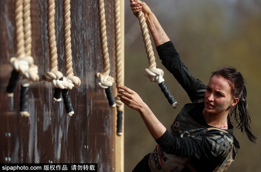 莫斯科舉行“英雄種族”障礙賽 過五關斬六將“戰(zhàn)斗力”十足