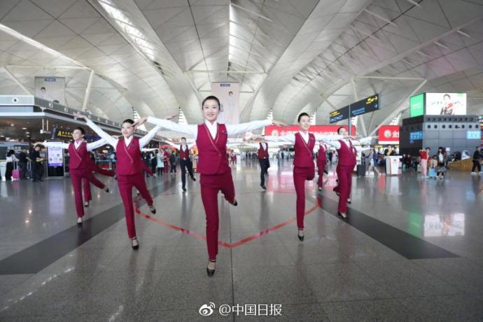 組圖：為青春點(diǎn)贊！空姐“快閃”致敬青年節(jié)