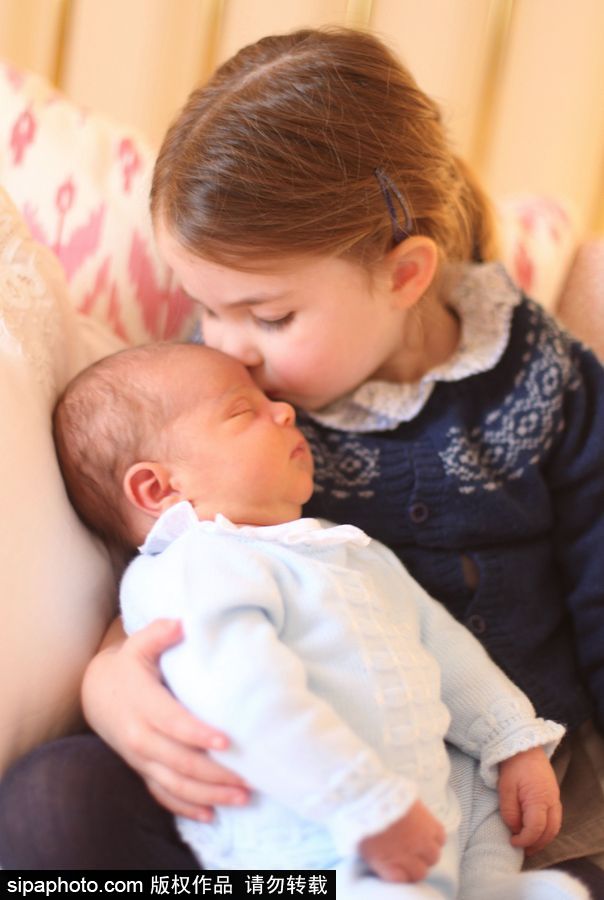 甜化了！英國(guó)夏洛特公主慶祝3歲生日 親吻弟弟額頭超溫馨