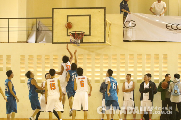 王學(xué)政參贊出席肯尼亞華人華僑籃球賽開(kāi)幕式并為比賽開(kāi)球