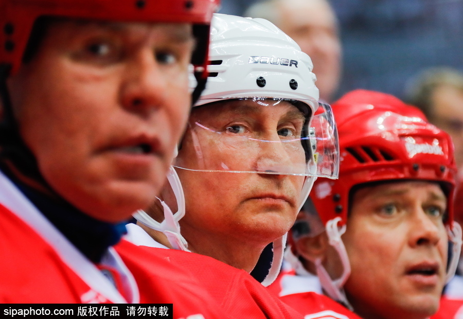 剛連任又來秀球技！ 普京上陣現(xiàn)身索契冰球賽場