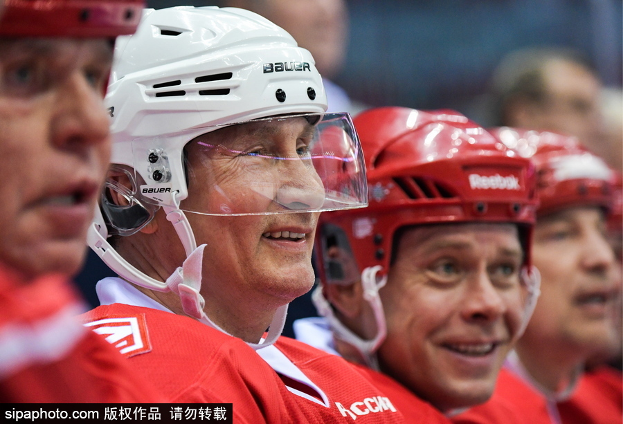 剛連任又來秀球技！ 普京上陣現身索契冰球賽場