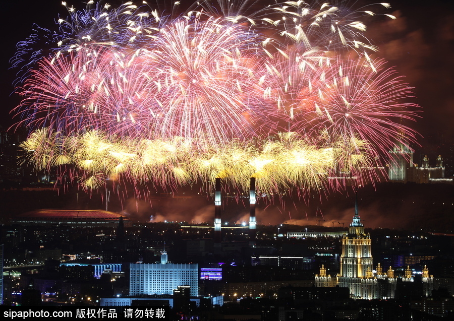 俄羅斯迎來勝利日 煙火表演點亮莫斯科夜空