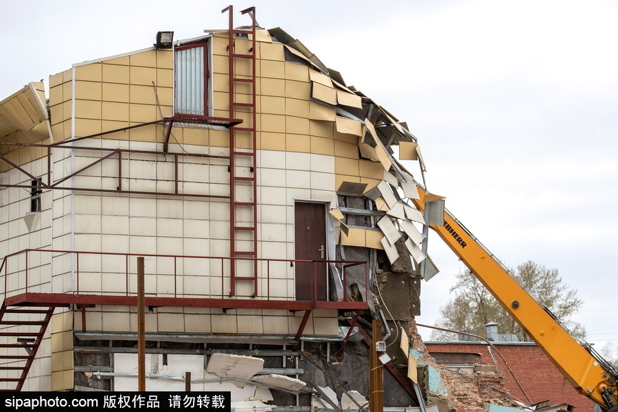 俄羅斯克麥羅沃購物中心作業 建筑外墻拆除中