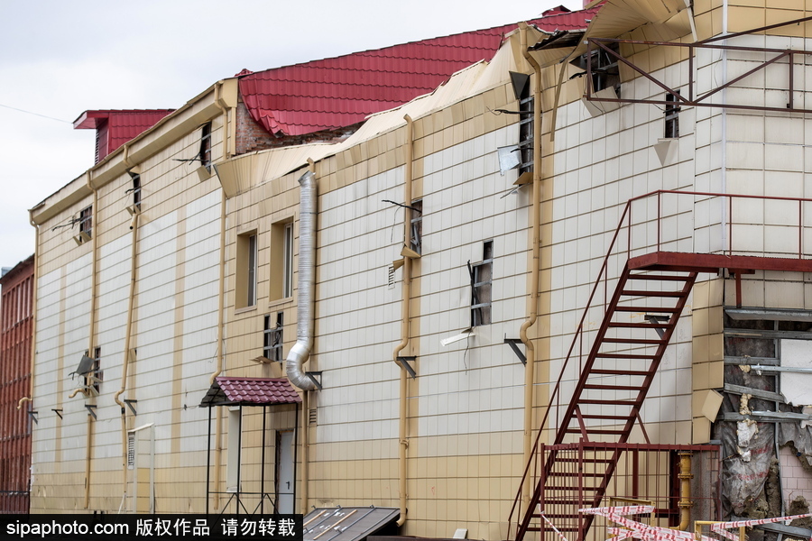 俄羅斯克麥羅沃購(gòu)物中心作業(yè) 建筑外墻拆除中