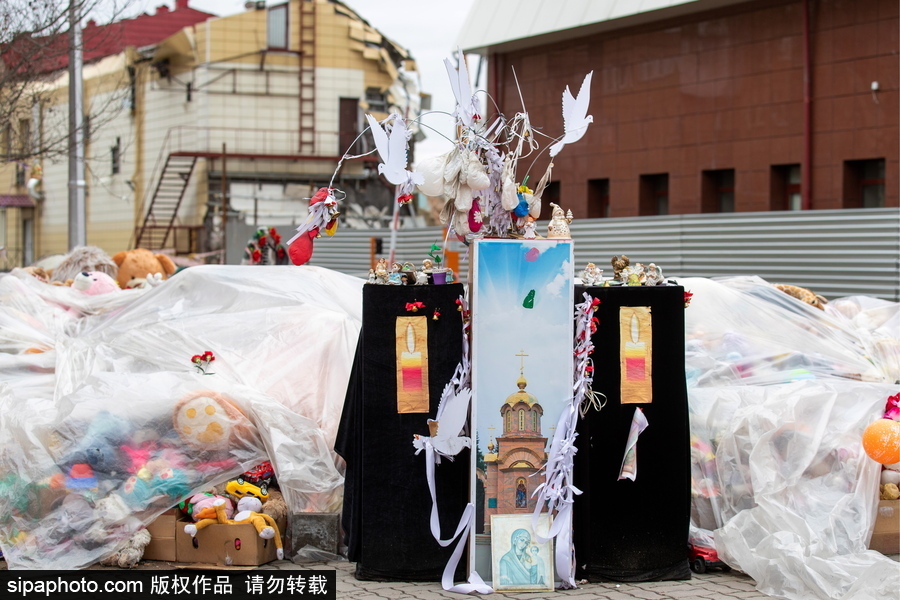 俄羅斯克麥羅沃購物中心作業 建筑外墻拆除中