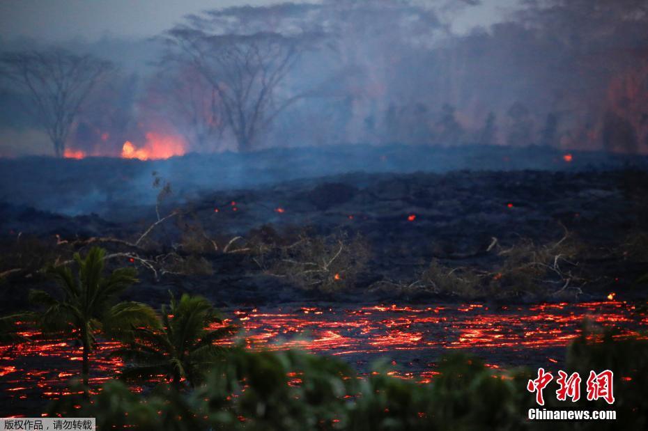 夏威夷火山持續(xù)噴發(fā) 熔巖流淌成“火河”
