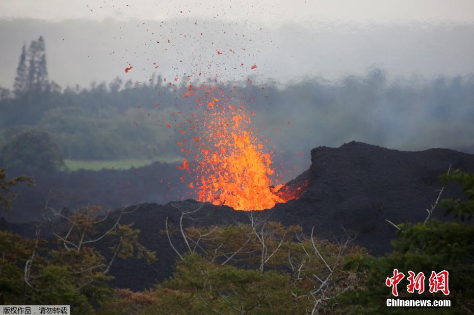 夏威夷火山持續噴發 熔巖流淌成“火河”