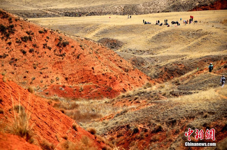 800余人徒步穿越甘肅張掖“鬼臉”丹霞