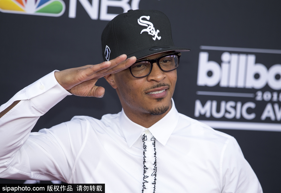 2018公告牌音樂(lè)獎(jiǎng)?lì)C獎(jiǎng)禮紅毯 霉霉粉裙亮相身材豐滿