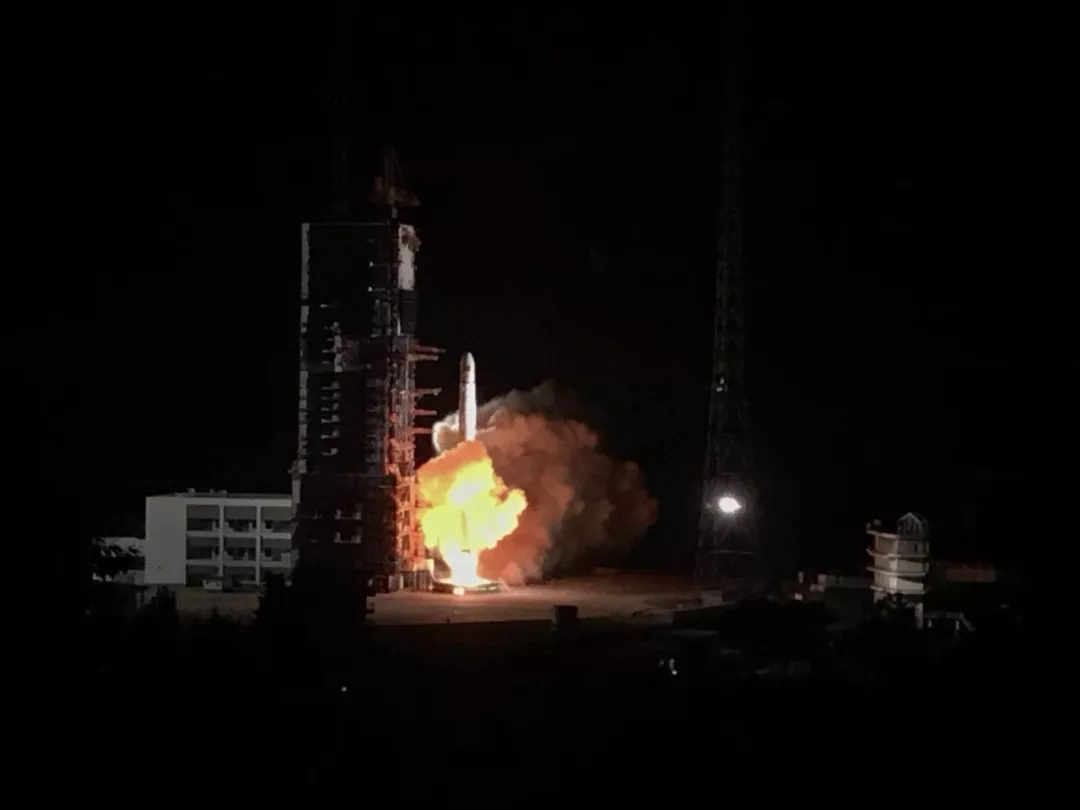 “鵲橋”號成功發(fā)射！將在地月之間搭建“通信中繼站”