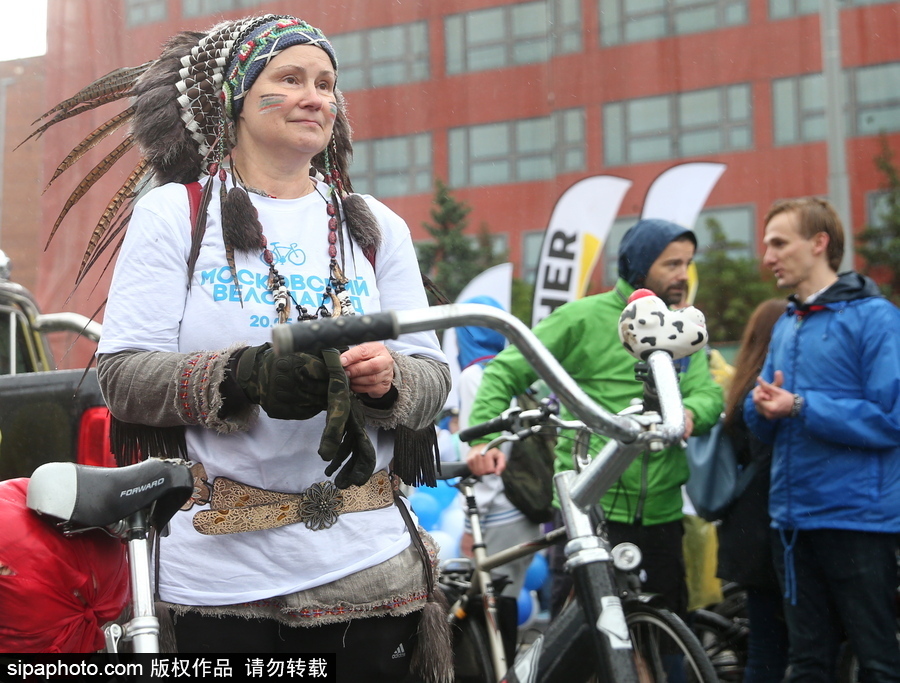 俄羅斯民眾參加自行車游行 綿綿細雨享受騎行樂趣