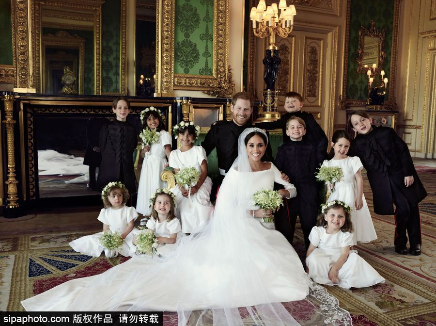 英國皇室公布官方全家福 王室一家幸福合影