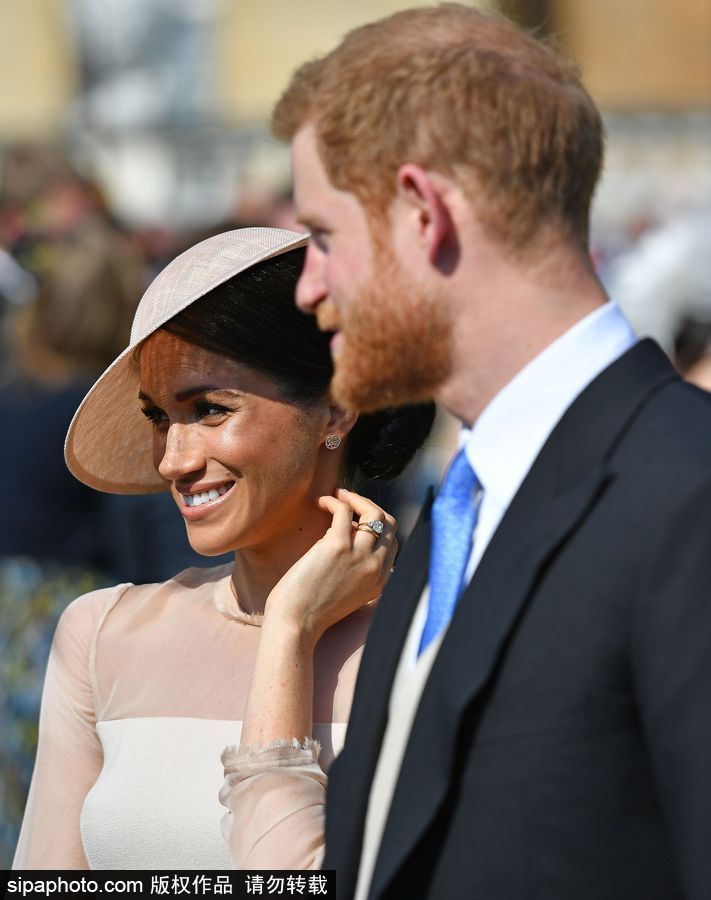 新婚后首現身！梅根王妃白裙名媛范貴氣十足