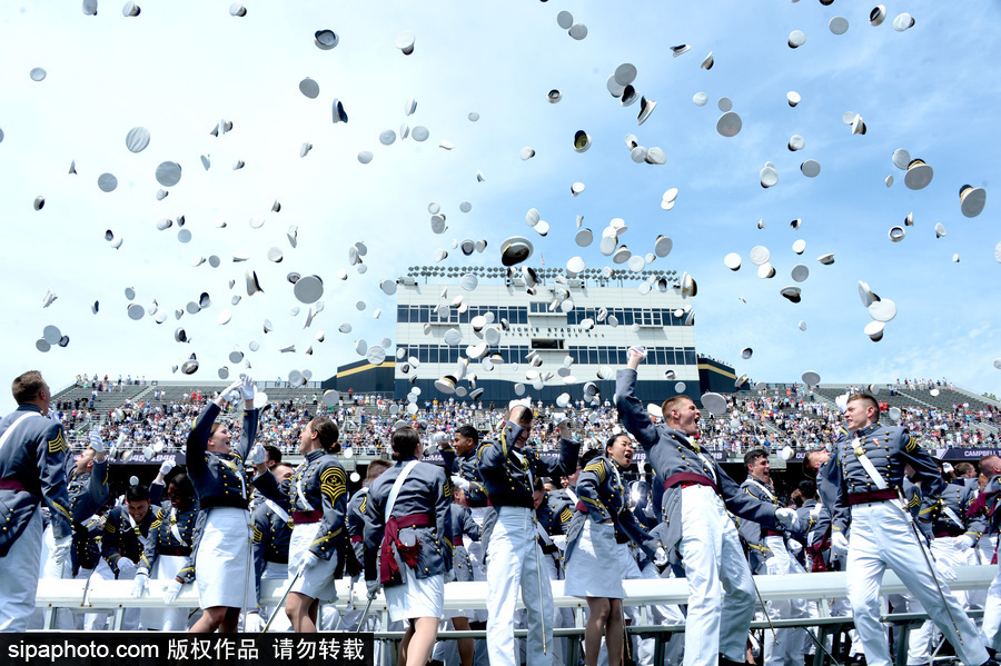 美國(guó)西點(diǎn)軍校舉行畢業(yè)典禮 學(xué)員拋帽慶祝