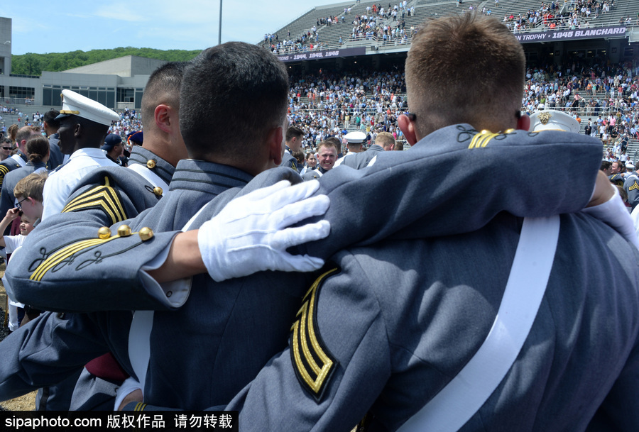 美國(guó)西點(diǎn)軍校舉行畢業(yè)典禮 學(xué)員拋帽慶祝