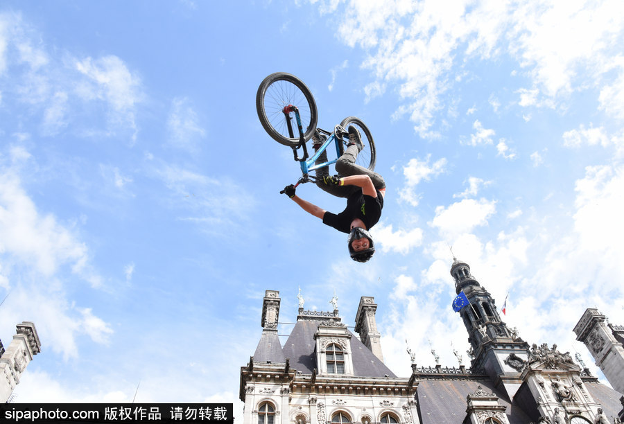 擺脫地球引力 法國巴黎街頭上演炫酷自行車特技