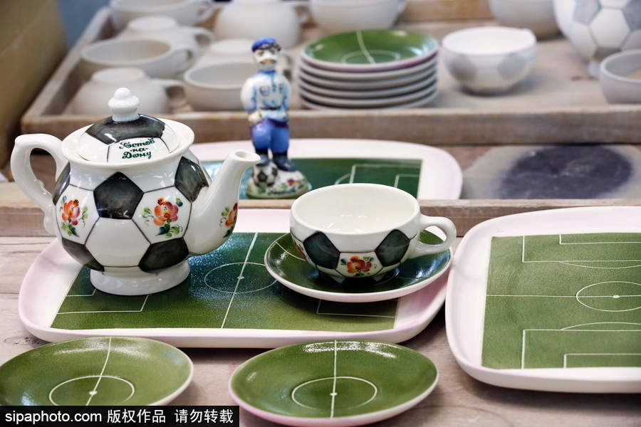 俄羅斯世界杯主題手繪陶瓷紀念品亮相 生動可愛