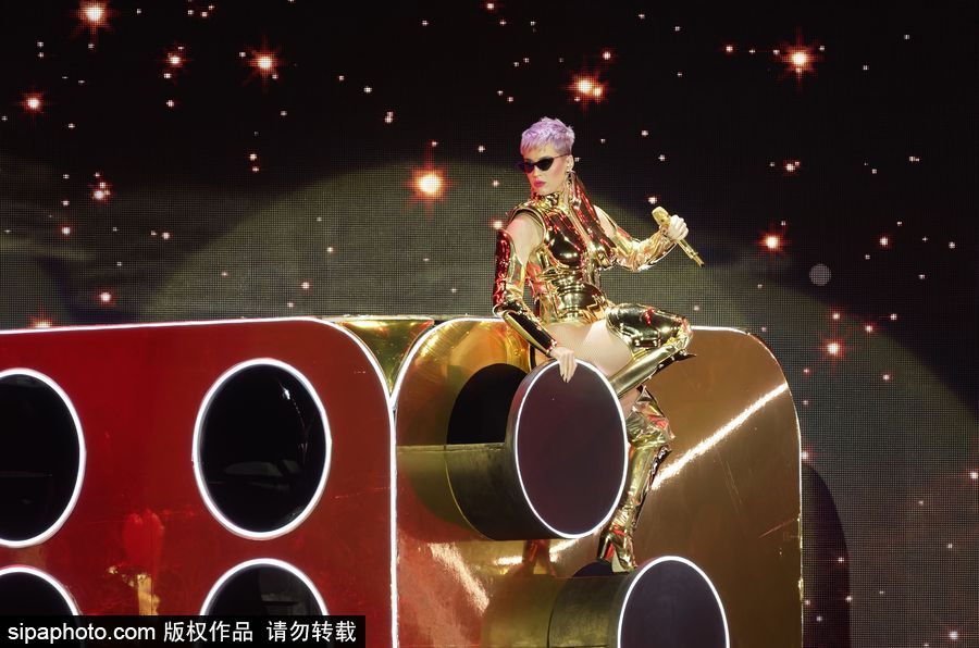 “水果姐”凱蒂·佩里巴黎火爆開唱 “金色盔甲”超炫舞臺效果