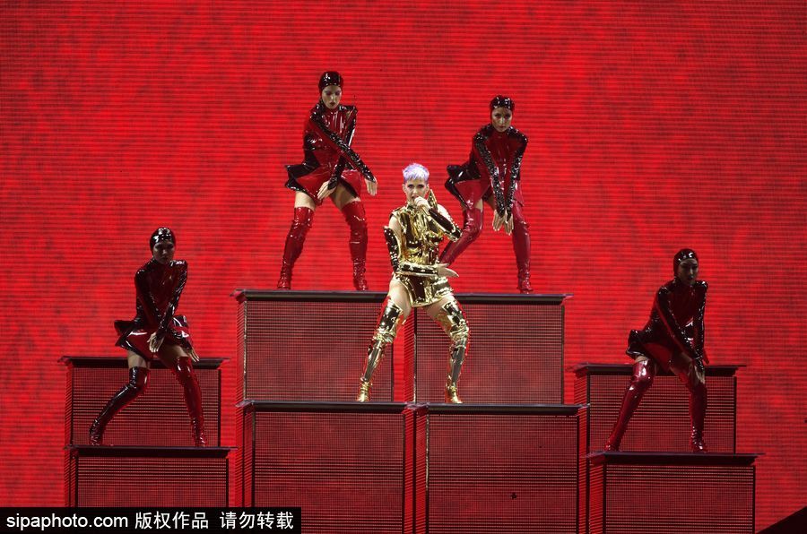 “水果姐”凱蒂·佩里巴黎火爆開唱 “金色盔甲”超炫舞臺效果