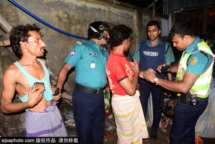 孟加拉開展街頭禁毒行動 警察當街搜捕嫌疑人