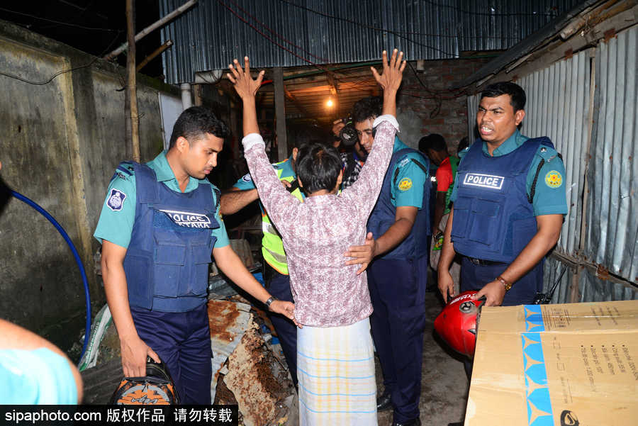 孟加拉開展街頭禁毒行動 警察當街搜捕嫌疑人