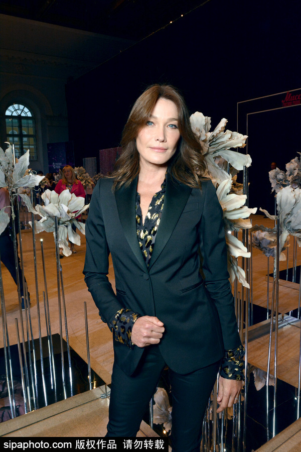 前法國總統(tǒng)夫人卡拉·布呂尼現(xiàn)身俄羅斯 現(xiàn)場演唱歌曲慵懶優(yōu)雅